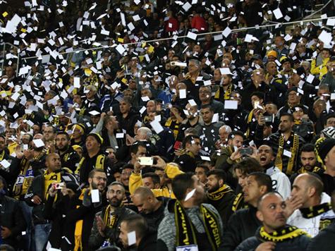 הקהל של בית``ר לא מרוצה ממה שהוא רואה עד כה ושריקות בוז ספורות נשמעות מהיציעים (אלן שיבר)