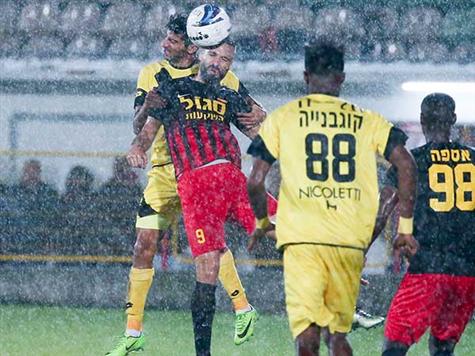 אשדוד נאבקת על כל כדור