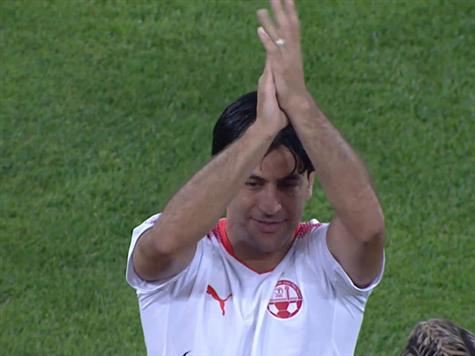 תמונת המחצית שלנו - אליניב ברדה נרגש בטקס לפני המשחק