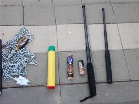 החלק הפחות נעים בדרבי. משטרת ישראל הודיעה שעצרה חמישה אוהדים סמוך לאצטדיון. החמישה החזיקו ציוד פירוטכני, שרשראות ברזל וזיקוק תאורה.