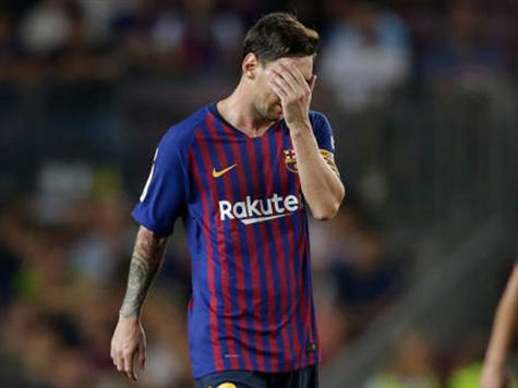 מסי מדביק את הכדור למשקוף! הבעיטה החופשית הזאת כמעט ומצאה את הרשת (getty)