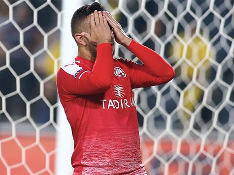 מליקסון עם כדור אלכסוני נפלא לסבע, שממצב קורץ נוגח ברשלנות החוצה. זה היה צריך להסתיים בשער