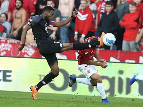 עגייב עושה הרבה צרות לחדרה בינתיים (צילום: אלן שיבר)