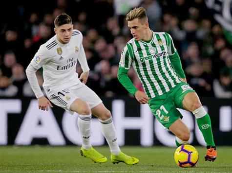 המצבים עד כה (פרט לשער) לא מאד מסוכנים. לוקה מודריץ` שלח כדור גבוה מדי, בעוד בצד השני שלח ג`יובאני לו סלסו כדור רחוק מהמסגרת. (getty, Erwin Spek Soccrates Images)