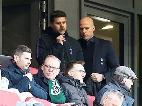 פוצ`טינו המורחק צופה בדאגה מהיציע. גם הוא מחכה לשער של התרנגולים (getty)