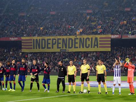 אוהדי ברצלונה עם שלט שאינו משתמע לשתי פנים ביציעי הקאמפ נואו הערב - ``עצמאות`` (getty)