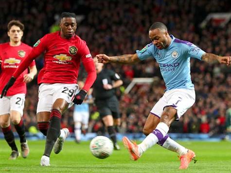 כמעט 0:2 לסיטי. ווקר מצא את סטרלינג לבד ברחבה, אבל החלוץ נבלם פעמיים על ידי ההגנה. (getty)