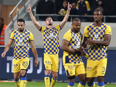 הצהובים נהנים מהמשחק עכשיו (צילום: אלן שיבר)