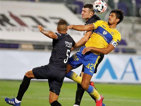 פרץ קיבל כדור גדול מטיבי, הקפיץ מעל קדוש, סירושטיין הרחיק עם הראש לקשר, שהבקיע מול שער ריק (אלן שיבר)