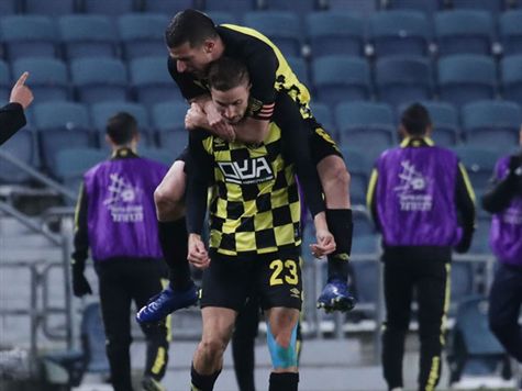 יש לנו שוויון! שער אדיר של תמיר עדי, שהשתלט על הכדור מחוץ לרחבה, הניף את הרגל ושלח טיל לחיבורים (דני מרון)