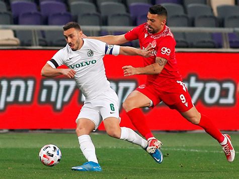 לביא הציל שער בטוח!!! לידור כהן נגח והכדור כבר עבר את ג`וש כהן, אך קפטן חיפה הרחיק מהקו.