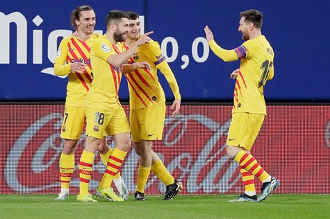 <STRONG>כמה פעמים ראינו את ההבנה העיוורת בין מסי לג`ורדי אלבה? מסירה אלכסונית אדירה של הפרעוש חתכה את כל הגנת אוססונה, המגן השתלט מצוין ושיחרר טיל שלא השאיר להררה שום סיכוי (Getty)</STRONG>