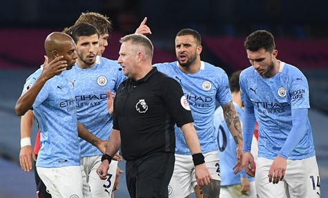 שחקני סיטי משוכנעים שהגיע להם פנדל. החלטה גבולית מאוד של מוס (Getty)