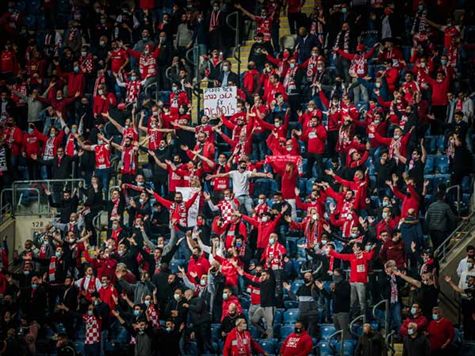 אוהדי הפועל ב``ש ``חמים`` מאוד על השופט ומביעים את מורת רוחם כמעט אחרי כל שריקה (עודד קרני)