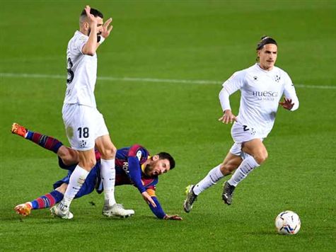 רגעים של חרדה אצל ברצלונה כשמסי נראה נאנק מכאבים אחרי עוד עימות עם שחקן הגנה, אבל הכוכב התאושש כעבור זמן קצר (GETTY)