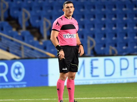 נתניה עולה ליתרון מפתיע אחרי דקה וחצי בלבד, אבל השופט פסל את השער בטענה מפוקפקת לנבדל. ה-VAR יאשר? (ברני ארדוב)