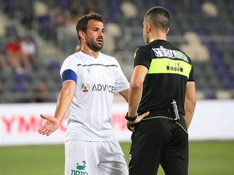 בינתיים, צוות שופטי המסך בוחן כדור עונשין פונטציאלי להפועל תל אביב בשל עבירה של זלמנוביץ` על גיל יצחק (אודי ציטיאט)