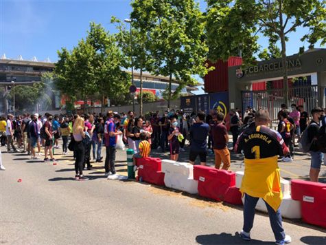 צפו: אוהדי ברצלונה כבר מתאגדים מחוץ לקאמפ נואו