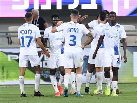 שער מצמק של ק``ש! טעות קשה של טיבי, שהרחיק את הכדור לרגליו של לוסיו, החלוץ הניף את רגל שמאל ושלח בעיטה מושלמת לחיבורים הרחוקים (דני מרון)