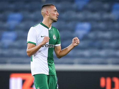 <STRONG>דאבל-פס נפלא בין לוי לצ`ארון שרי הסתיים בהקפצה גאונית של האחרון לקשר הצעיר שנגע ברכות בכדור וכבש את הראשון שלו בקריירת הבוגרים. רגע מרגש מאוד למאור לוי, שהגיב בדמעות (מאור אלקסלסי)</STRONG>