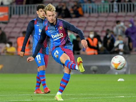 אחרי שהובסו 3:0 לבאיירן מינכן במחזור הראשון של שלב הבתים באלופות, הקטאלונים ינסו להתאושש ולהתקרב בצמרת הטבלה. רונלד קומאן אסף עד כה&nbsp;עם קבוצתו 7 נקודות בשלושה משחקי ליגה, כשלברצלונה משחק חסר מול סביליה.<BR><BR><EM>דה יונג בחימום לפני גרנאדה</EM> (צילום: Getty)