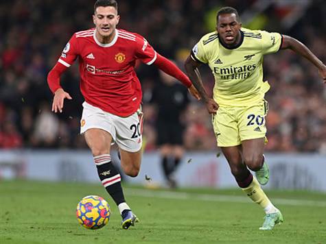 הגבהה של ארסנל הגיעה בטעות לבוקאיו סאקה, אבל האנגלי הגיב בעיטיות ובעט כדור שפגע בהגנת יונייטד