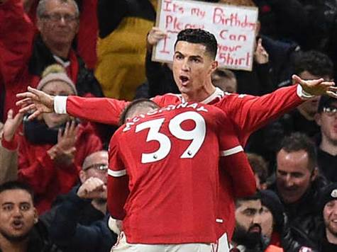 המשחק הגיע לסיומו! מנצ`סטר יונייטד גברה 1:3 על ברנלי אחרי מחצית ראשונה נהדרת. רונאלדו כבש ובישל, מקטומיניי ומי (ע`) הוסיפו, לנון רק צימק. בפעם הראשונה בעידן ראלף רנגניק, השדים האדומים כובשים יותר משער אחד במשחק