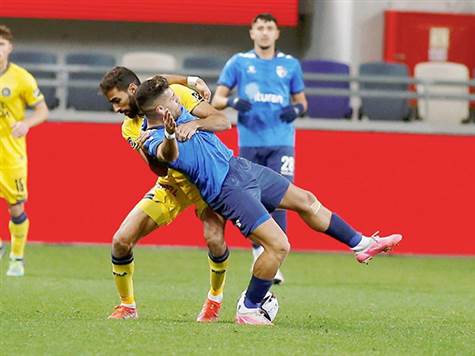 הצהובים שולטים, הצפוניים מנסים להפתיע בהתקפות מהירות. כמעט רבע שעה חלפה ועוד לא ראינו איומים על השערים (אלן שיבר)