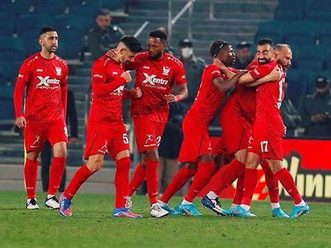 <P>סכנין אמנם לא ניצחה במשחקה האחרון מול בית``ר ירושלים, אך היא מגיעה למשחק בכושר נהדר כאשר לא הפסידה בחמשת משחקיה האחרונים, בהם היא אספה 11 נקודות מתוך 15 אפשריות. כ-5,000 אוהדי הקבוצה צפויים להגיע, כשהם יודעים שניצחון יקרב אותם מאוד לפלייאוף העליון, ואולי אף ישים אותם שם כבר הערב, בעזרת ניצחון ואיבוד נקודות של הפועל תל אביב (אלן שיבר)</P>