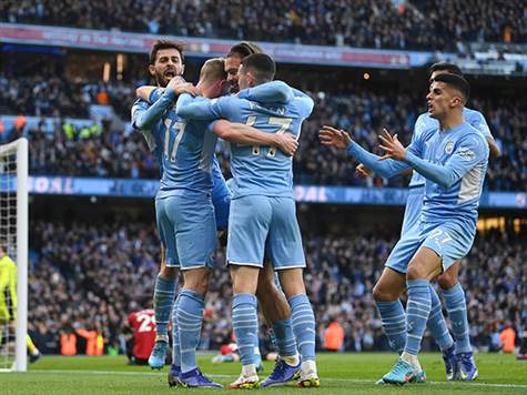 <STRONG>עוד התקפה קטלנית של סיטי, עוד שער של דה בריינה. פיל פודן פרץ נהדר בתוך הרחבה, בעט ונעצר על ידי דה חאה, הריבאונד הגיע לברנרדו סילבה שנעצר גם הוא על ידי הגנת יונייטד, אך דה בריינה הגיע אחרון והפציץ את הרשת מקרוב (GETTY)</STRONG>