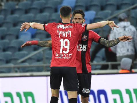 בצד השני, שני שינויים בהרכב הפועל חיפה: נועם כהן במקום דודי טוויטו בעמדת המגן השמאלי, סאקו טורה יחליף את לירן סרדל בקישור