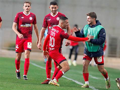 <STRONG>0:2 לחדרה!</STRONG> עמית מור השתלט על כדור אחרי טעות בהגנה, פרץ לרחבה ובעט לפינה הרחוקה של שאבי! (אלן שיבר)