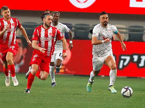 גם סכנין עם מצבים משלה, כשכיאל שלח בעיטה מרחוק, לידיים של סרנבסקי. משחק בסימן בעיטות מרחוק הערב בבלומפילד (אלן שיבר)