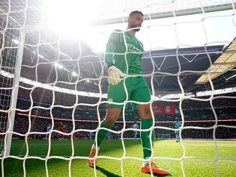 כמעט שחזור של השער של מאנה! סטפן פעם נוספת היה שאנן על קו השער, אבל הפעם הספיק להוציא את הכדור (GETTY)