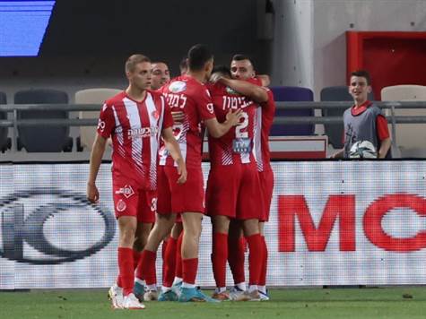 <STRONG>שער! הפועל תל אביב עלתה ל-0:1:</STRONG> שלומי אזולאי הקשר העלה את האורחת ליתרון והכניס את באר שבע להלם (אודי ציטאט)