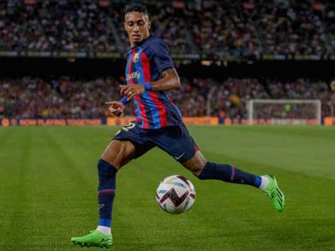 ניסיון ראשון ברצלונה. התקפה מהירה הגיעה לראפיניה בצד ימין, הברזילאי חתך לתוך הרחבה וניסה לבעוט, אך ההגנה בלמה (GETTY)