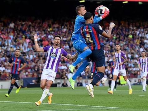 ברצלונה חזקה מאוד מהאגפים ורוב ההתקפות עד כה במשחק מגיעות&nbsp;דרך דמבלה וראפיניה&nbsp;(GETTY)