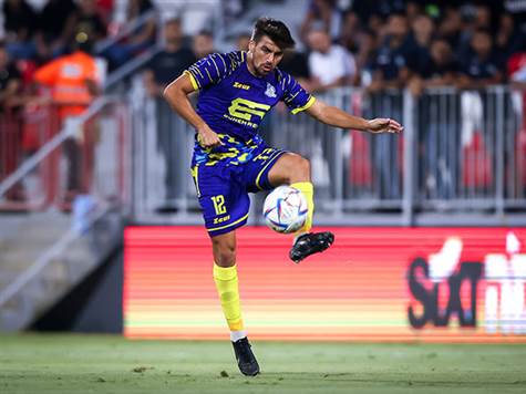 תוספת הזמן למחצית הראשונה: 2 דקות (צילום: מאור אלקסלסי)