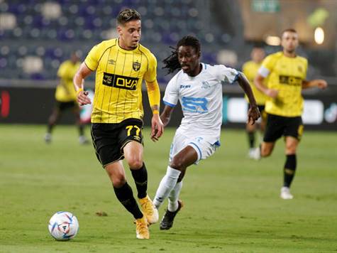 מחייאס שומר על הכדור (אלן שיבר)