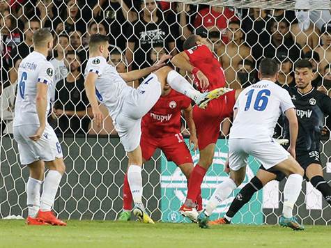 כדור קרן מצא את הראש של דגרשטל שהעביר בנגיחה לכיוון השער, שימצ`אק הקדים את טיבי ודחק לרשת. <STRONG>1:1 מאכזב לקהל האדום.</STRONG> (אלן שיבר)