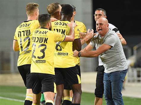מיד לאחר השער כל שחקני נתניה רצו לחגוג עם בני לם (ברני ארדוב)