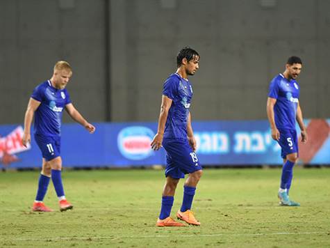 מנגד, עירוני קריית שמונה מגיעה למשחק עם כל הליגה על הגב. היא לא ניצחה מאז מחזור הפתיחה, ונמצאת במקום האחרון עם תשע נקודות בלבד (היחידה עם מאזן נקודות חד ספרתי). מנחם קורצקי ינסה לעצור את הקבוצה החמה בארץ (צילום: ברני ארדוב)