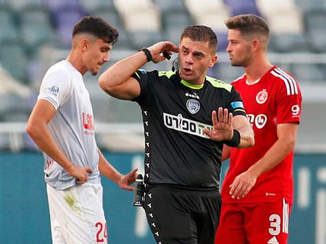 לירן סרדל ניסה להכנס לרחבה והוכשל על ידי קלטינס. בן אברהם לא שרק תחילה אך נקרא ל-VAR (אלן שיבר)