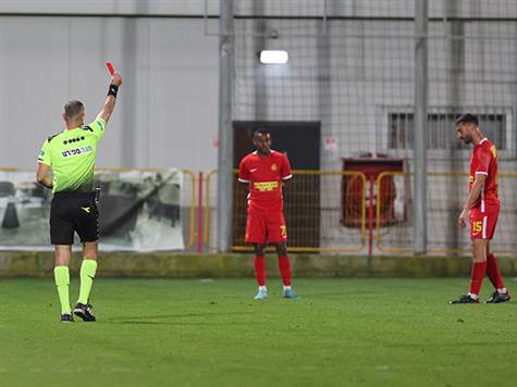 אדום ישיר לבן זקן! לשמואלביץ` לא נותרה ברירה אחרי הבדיקה (לירון מולדובן)