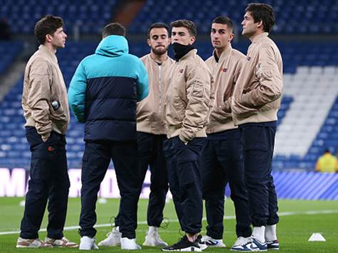 שחקני ברצלונה מריחים את הדשא בברנבאו