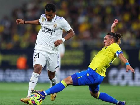 רודריגו כדרר לרחבה במבצע אישי גדול ובעט, ושוב חיל הדף. יום נהדר של השוער (Fran Santiago/Getty Images)