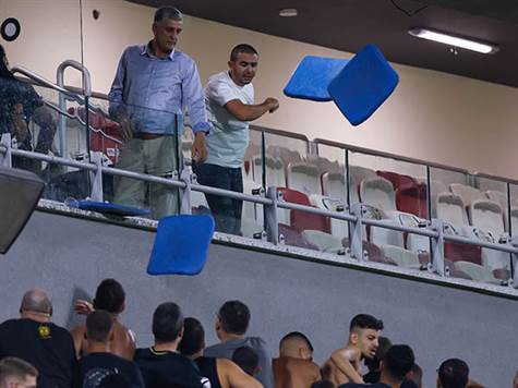 אווירה סוערת מחוץ למגרש: לפני ההפסקה היו עימותים בין חלק מאוהדי בית``ר ירושלים למספר אוהדי ריינה שישבו ביציע הכבוד. גם כיסאות עפו באוויר, בינתיים יציע הכבוד פונה בהוראת המשטרה (צילום: מאור אלקסלסי)