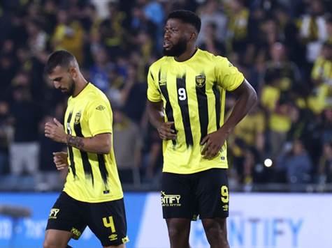 שבעה חודשים עברו מאז הפעם האחרונה ששתי הקבוצות נפגשו. אז, בגמר גביע המדינה, בית``ר ניצחה 0:3 וזכתה בתואר הראשון - אבל מאז, נדמה שהכל השתנה. והיום, עם הגבלת קהל של 5,000 צופים בלבד, שתי הקבוצות נפגשות שוב - אולי כדי לטעום קצת מהשגרה ההיא (צילום: אלן שיבר)