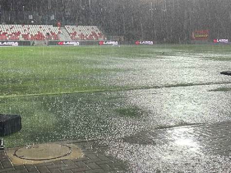 חשש לקיום המשחק באצטדיון גרין: סמוך לשריקת הפתיחה באצטדיון גרין למשחק בין מכבי בני ריינה והפועל ירושלים (18:00), מזג האוויר חורפי במיוחד. מהבוקר, גשמים כבדים ירדו באצטדיון וגם ערפל שורר בשעות אלה (צילום: מאור אלקסלסי)<BR>