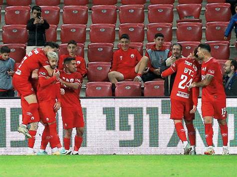 <STRONG>והנה השער של הפועל ב``ש! (צילום: לירון מולדובן)</STRONG>